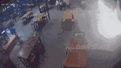 Video: Ô tô lao vào quán ăn, bàn ghế văng tung tóe