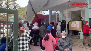 Video: Xin giấy xác nhận nhiễm COVID-19, F0 xếp hàng dài ở trạm y tế