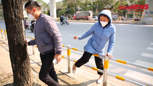 Video: Người đi bộ trèo rào chắn cao nửa mét để lên vỉa hè