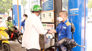 Video: Xăng tăng giá kỷ lục, tài xế xe ôm 'méo mặt'