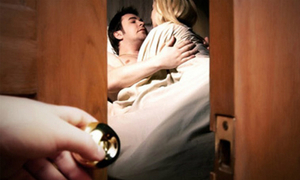 Vì sao trai lạ nằm trên giường vợ?