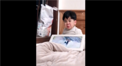Em bé gào khóc khi ảnh cưới bố mẹ không có mình