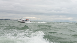 Ảnh: Vượt sóng to gió lớn tìm kiếm nạn nhân vụ lật ca nô ở Cửa Đại