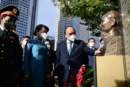 Chủ tịch nước dâng hoa tại tượng đài Chủ tịch Hồ Chí Minh ở Singapore