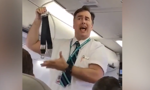 Tiếp viên hàng không hài hước khiến hành khách cười lăn