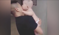 Bị bố hôn, cậu bé 'phản công' dồn dập