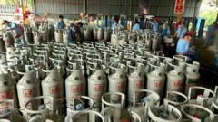 Giá gas tăng mạnh, vượt mức 500.000 đồng/bình 12kg 