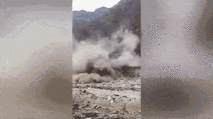 Video: Đất đá từ sườn núi đổ xuống ầm ầm, vùi lấp cả đoạn đường