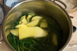 Đòi chia tay vì phát hiện nồi rau luộc bạn gái đãi cả nhà có ‘nguyên liệu lạ’