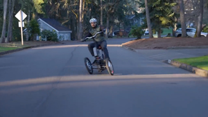 Video: Xe đạp điện 3 bánh giữ thăng bằng cho người lái