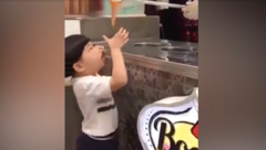 Trò đùa của người bán kem khiến cậu bé ngơ ngác