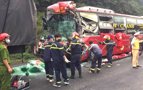 Xe khách đâm xe đầu kéo ở Phú Yên, 11 người thương vong