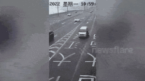 Video: Cảnh sát bám cửa ô tô ngăn tài xế tẩu thoát