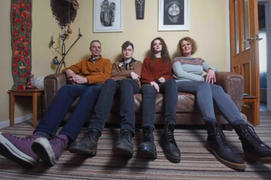 Gia đình kỳ lạ phải phá cửa để vào nhà vì ai cũng cao gần 2m