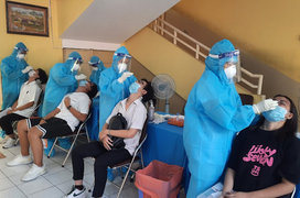 Trường học than trời với quy định một học sinh F0, cả lớp phải xét nghiệm