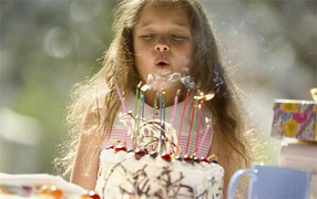 Vì sao người ta thổi tắt nến trong lễ mừng sinh nhật?