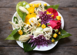 Văn khấn mùng 1 cúng gia tiên và thần linh