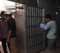 Xôn xao clip cha bồng con nhỏ hơn 5 tháng qua đời bị chủ trọ từ chối cho vào nhà