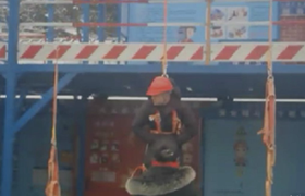 Chồng không đeo bảo hộ khi làm việc, bị vợ treo lơ lửng cảnh cáo