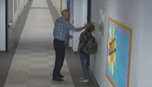 Giáo viên bị đuổi việc vì tát học sinh