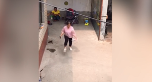 Vì miếng ăn, cô gái vứt cả điện thoại