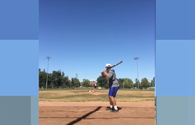 Pha đánh bóng chày hụt khiến người xem hú hồn