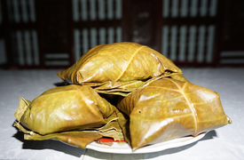 Bánh cá gói lá dong: Người Tày khử vị tanh chỉ bằng 1 nguyên liệu quen thuộc