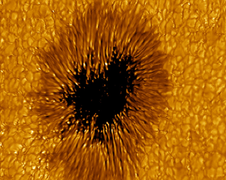 Vết đen khổng lồ rộng bằng Trái đất trên Mặt trời