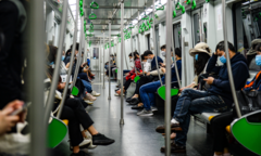 Ảnh: Người Hà Nội chọn tàu trên cao khi giá xăng tăng cao kỷ lục