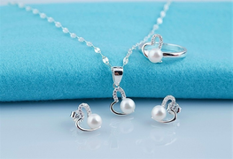 Tặng quà 8/3 cho bạn gái mới quen, nên mua gì?