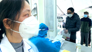 Trạm phó y tế phường bật khóc kể về áp lực tiếp gần 2.000 người/ngày xác nhận F0