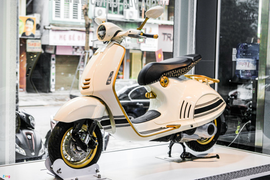 Cận cảnh Vespa 946 Christian Dior giá gần 700 triệu đồng tại Việt Nam