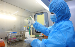 F0 có triệu chứng nhẹ, một tháng sau bị chẩn đoán tổn thương phổi