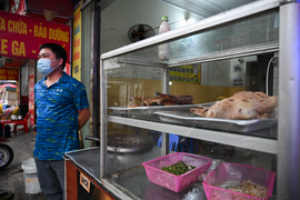 Hàng quán Hà Nội vắng khách khi số ca COVID-19 tăng kỷ lục