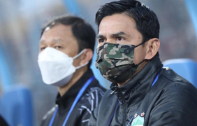 HLV Kiatisak mắc COVID-19 trước trận HAGL-SLNA