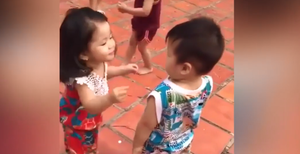 Cậu bé chạy trốn khi được bạn gái âu yếm