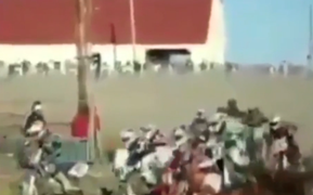 Tay đua ngơ ngác khi xe 'không cánh mà bay'