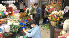 Hoa 8/3 hút khách, người bán làm việc xuyên đêm