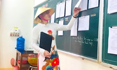 Thầy giáo mặc áo dài đến trường, nhiều người 'ném đá' mà không biết sự tình