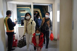 TRỰC TIẾP: Người Việt ở Ukraine về đến sân bay Nội Bài