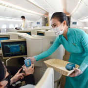 Những món quà 8/3 đặc biệt bên trong máy bay