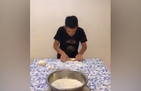 'Đầu bếp' hậu đậu bị cả đĩa bột úp vào mặt