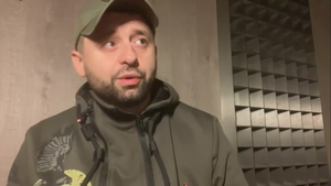 Người đội mũ lưỡi trai thuộc phái đoàn Ukraine khi đàm phán với Nga là ai?