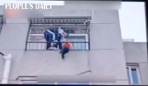 Nam sinh cứu bé gái treo lơ lửng ở cửa sổ tầng 6 chung cư