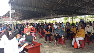 Cả trăm bị hại ngồi kín sân toà án nghe xét xử tổng giám đốc lừa đảo ở Hậu Giang