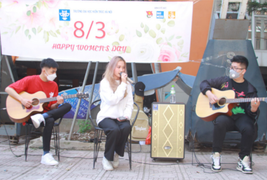 Nam sinh Kiến trúc gây bất ngờ với 'hội chị em', mở cả show ca nhạc mừng 8/3