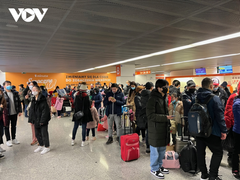 Gần 300 người Việt sơ tán khỏi Ukraine lên máy bay từ Ba Lan về nước