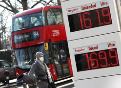 Người dân châu Âu khốn khổ vì giá xăng tăng