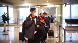 Video: Phút hội ngộ đẫm lệ của người Việt về từ Ukraine