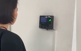 Cô gái khổ sở vì máy chấm công không nhận ra